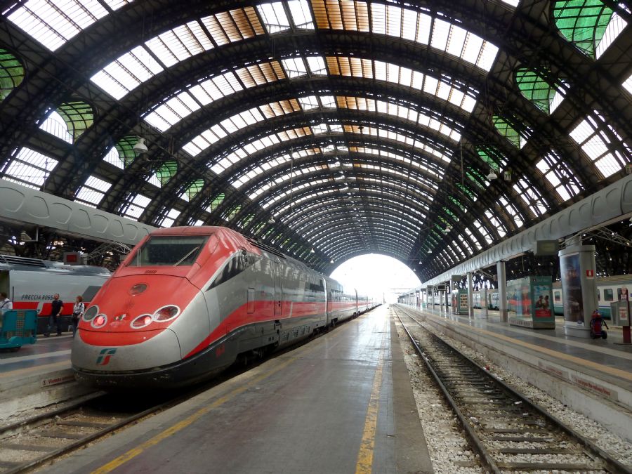 Desde la estaci�n central parten tambi�n trenes de alta velocidad como el Flecha Roja de Bombardier